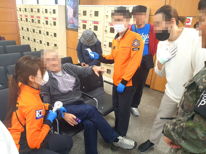 파주도시관광공사 직원들이 심정지된 외국인 관광객에게 신속한 심폐소생술을 실시했다. (사진=파주도시관광공사 제공)