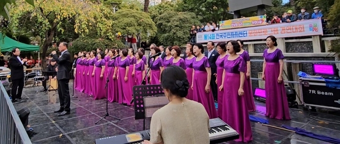 지난 9일 광주시 동구에서 열린 제14회 전국 주민자치센터 문화프로그램 경연대회에서 구월1동 주민자치센터 합창교실 34명이 공연을 하고 있다. ( 사진 = 남동구 제공 )
