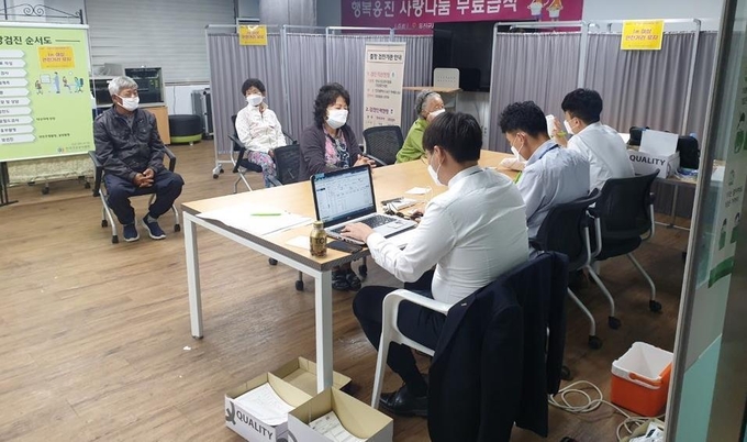 인천 옹진군보건소 관계자들이 찾아가는 주민건강검진을 진행하고 있다. ( 사진 = 옹진군 제공 )