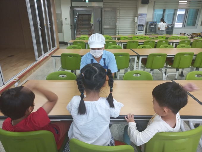 고정초 배식보조원이 학생들과 함께 담소를 나누고 있다. (사진=고정초등학교 제공)