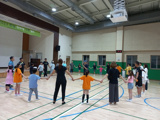 고정초 학부모들이 학생들과 함께 놀이활동을 즐기고 있다. (사진=고정초등학교 제공)