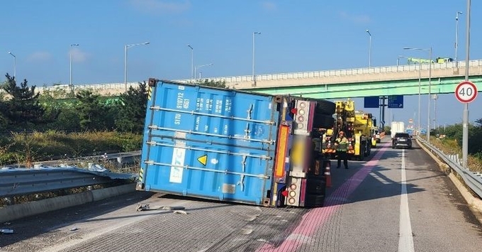 지난 10일 오전 7시 51분쯤 수도권 제2순환고속도로에서 화물차가 넘어지는 사고가 났다. ( 사진 = 인천소방본부 제공 )