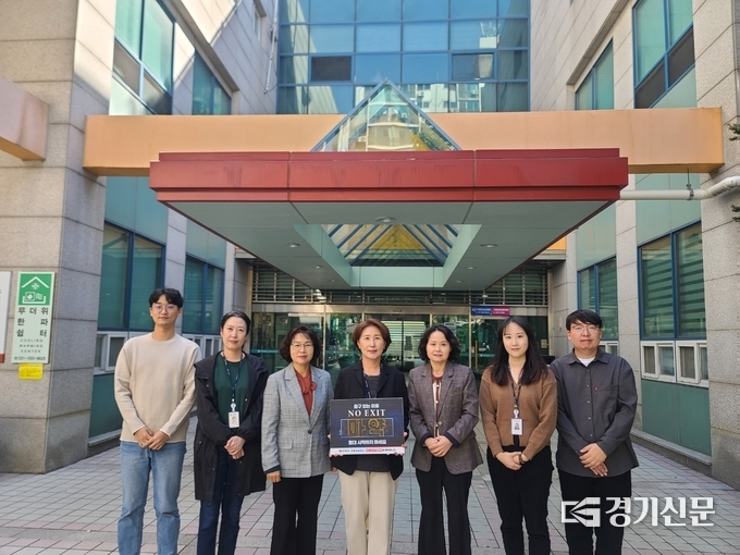 구리시보건소 김은주 소장(가운데)이 10일 '출구없는 미로, 마약' 근절을 위한 ‘NO EXIT’ 캠페인에 동참했다. 김 소장은 다음 주자로 김주진구리시 의사회장을 지목했다. (사진=구리시 제공)