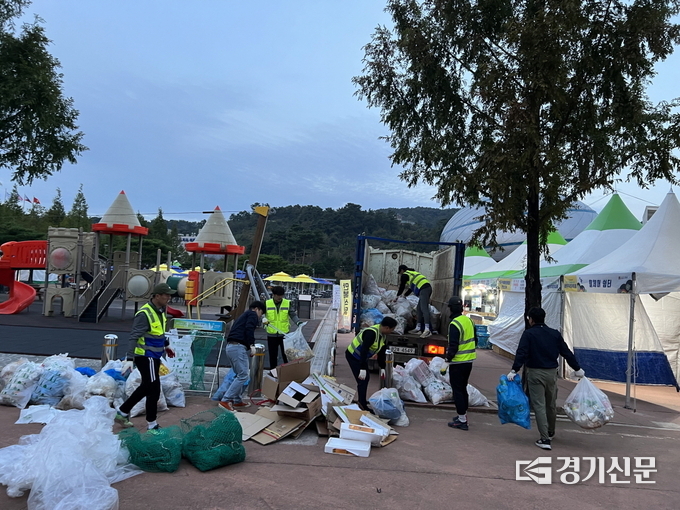 안성시 자원순환과 직원들이 축제장 쓰레기를 수거하고 있다. (사진=안성시 제공)