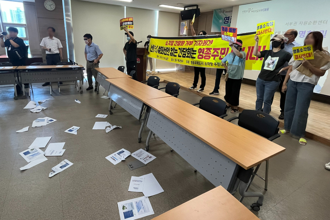 지난 9월 8일 오후 인천 중구 제2청사에서 열릴 예정이었던 서부권 자원순환센터 입지선정 주민 설명회에서 반대 주민들이 피켓을 들고 있다. ( 사진 = 김샛별 기자 )