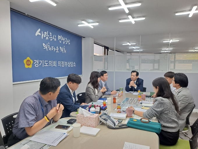 경기도의회 이영봉 의원이 최근 의정부상담소에서 지역구 국회의원실 및 경기도·의정부시청 관계자들과 ‘경기북부 거점형 이동노동자 쉼터’ 설치에 대해 논의했다. (사진=경기도의회 제공)