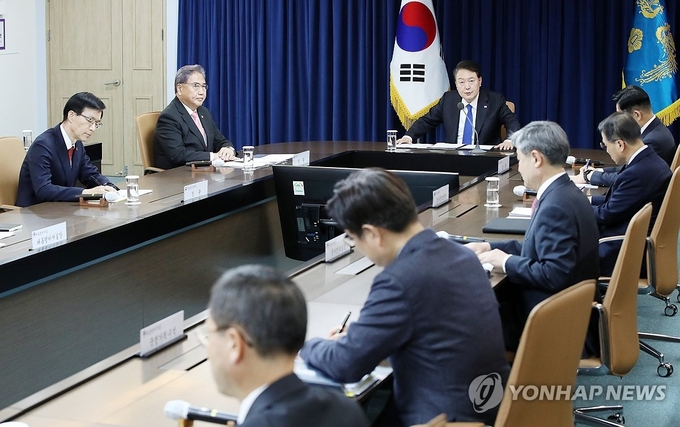 윤석열 대통령이 11일 서울 용산 대통령실 청사에서 긴급 경제·안보 점검회의를 주재하고 있다.