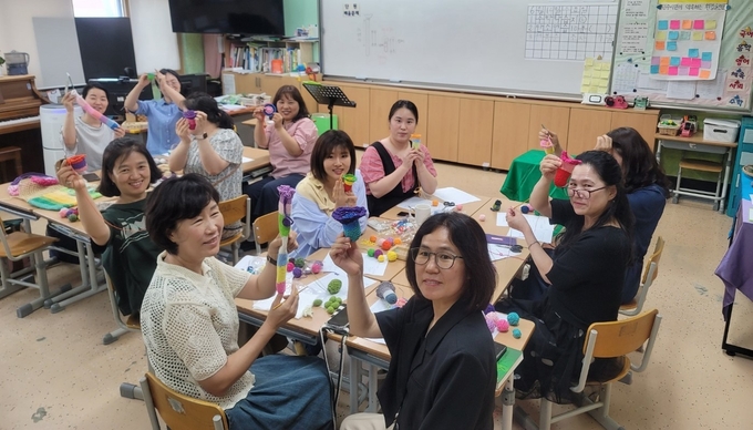 예술로 행복한 수업나눔 워크숍에 참가한 교원들이 포즈를 취하고 있다. (사진=경기도교육청 제공)
