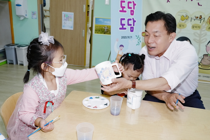 지난 11일 수원시청어린이집에서 이재준 수원시장이 일일 보조교사를 하고 있다. (사진=수원시 제공)