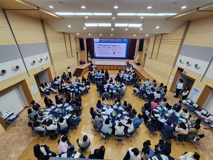 광명시 정신건강복지센터는 정신건강의 날을 기념하여 지난 11일 시청 대회의실에서 ‘광명시민의 안녕한 삶을 위한 정신건강 100인 토론회’를 개최했다. (사진=광명시 제공)