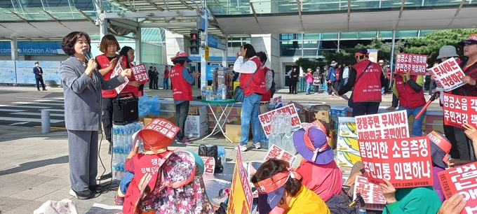 신영희 인천시의원이 12일 공항 소음대책 집회에 참석해 대책 마련을 촉구하고 있다. ( 사진 = 인천시의회 제공 )