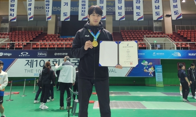 13일 전남 해남군 우승체육관에서 열린 제104회 전국체육대회 첫 날 펜싱 남자일반부 플러레 개인전에서 우승한 이광현(화성시청)이 기념사진을 찍고 있다. (사진=경기도펜싱협회 제공)