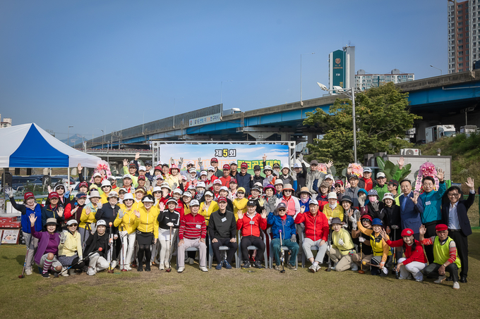 제5회 남양주시의회 의장기 파크골프대회가 지난 13일 남양주시 왕숙천 다목적 잔디광장에서 성황리에 개최됐다. (사진=남양주시의회 제공)