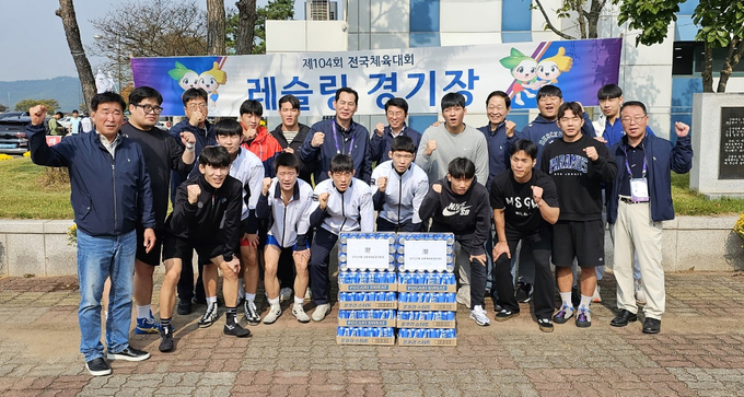 이영봉 경기도의회 문화체육관광위원회 위원장과 윤성근, 윤재영 의원이 14일 제104회 전국체육대회 레슬링 경기가 열리고 있는 함평문화체육센터를 방문, 경기도 선수단을 격려한 뒤 기념사진을 찍고 있다. (사진=정민수 기자)