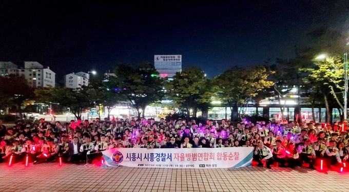시흥경찰서는 ‘시흥 시민안전모델’ 일환으로 지난 12일 저녁 시흥시, 외국인자율방범대와 함께 외국인 기초질서 확립 및 범죄예방을 위한 합동순찰 활동을 펼쳤다. (사진=시흥경찰서 제공)
