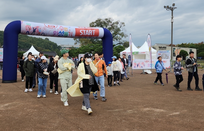 14일 오전 수원 화성행궁 광장에서 열린 ‘2023 제19회 수원화성돌기 시즌2 뱃지 워크레이스’에서 행사 참여자들이 첫 번째 걷기 코스를 체험하고 있다. (사진=경기신문)