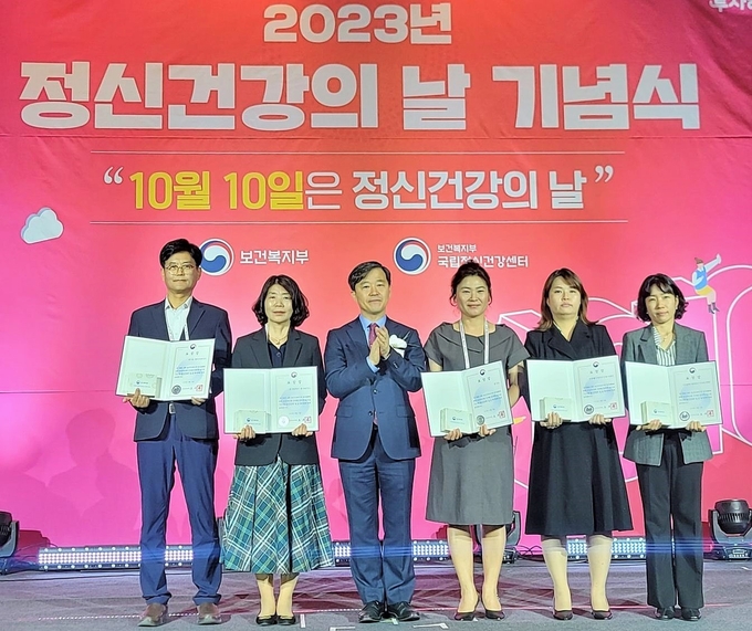 지난 10일 열린 ‘2023년 정신건강의 날 기념식’에서 보건복지부 표창장을 받은 전영운 인천정신건강복지센터 부센터(왼쪽 첫번째)이 기념촬영하고 있다. ( 사진 = 길병원 제공 )