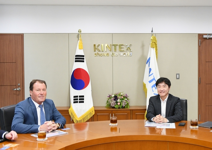 킨텍스를 방문한 메쎄 프랑크푸르트 회장과 이재율 킨텍스회장이 회의를 갖고 있다. (사진=킨텍스 제공) 