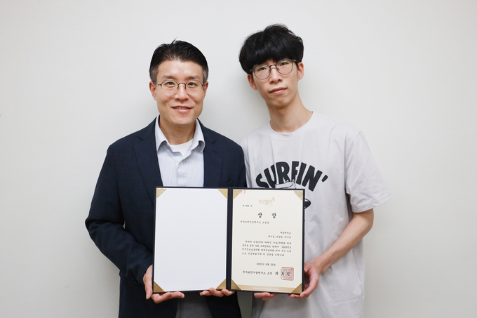 박기웅 세종대 정보보호학과 교수(왼쪽)와 최기상 학생 (사진=세종대학교 제공)