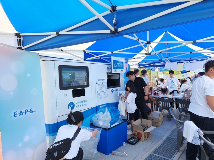 규제샌드박스 심의를 통과한 잎스(EAPS)의 ‘AI 수거로봇 기반 재활용자원 수집·처리 서비스’ 시연 모습. (사진=경기도 제공)