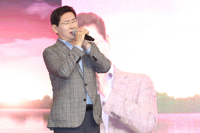 이상일 용인시장이 문화축제에 참여해 시민과 함께 가을의 정취를 나누고 행사관계자들을 격려하고 있다. (사진=용인시 제공)