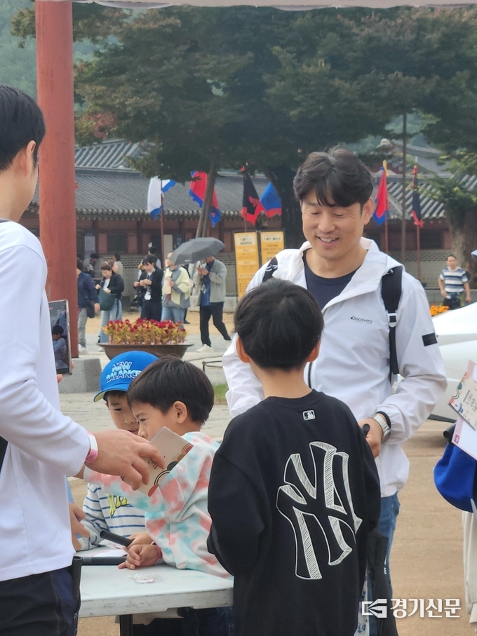 수원화성돌기 행사에 참여한 한 가족이 한 구간에서 스탬프북에 도장을 받고 있다. (사진=경기신문DB)
