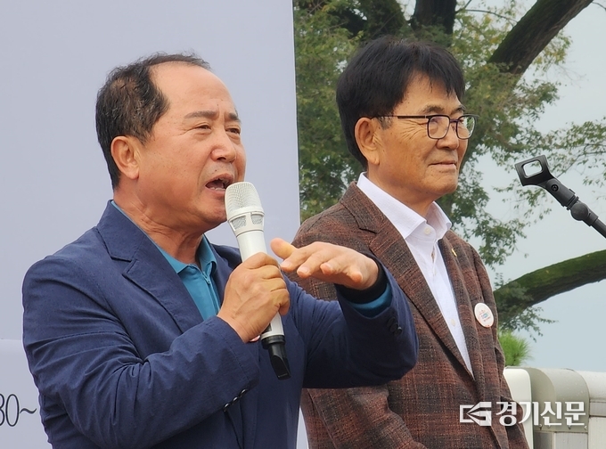 수원화성돌기 개회식에서 김봉식 수원문화원장과 김현광 수원문화재단 이사장이 축사를 하고 있다. (사진=박진석 기자)