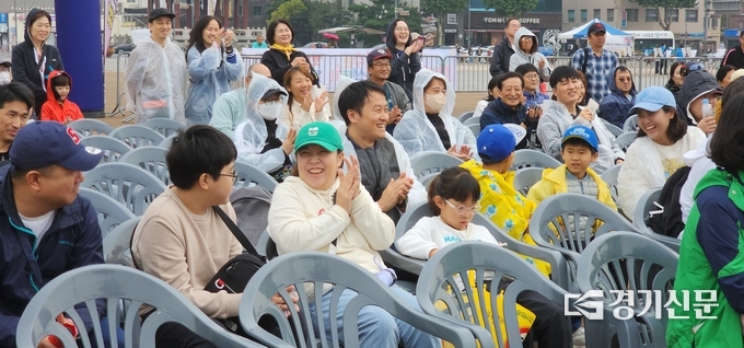 개회식 이후 진행된 이벤트에서 참가자들이 다양한 게임에 참여해 웃음을 터트리고 있다. (사진=박진석 기자)