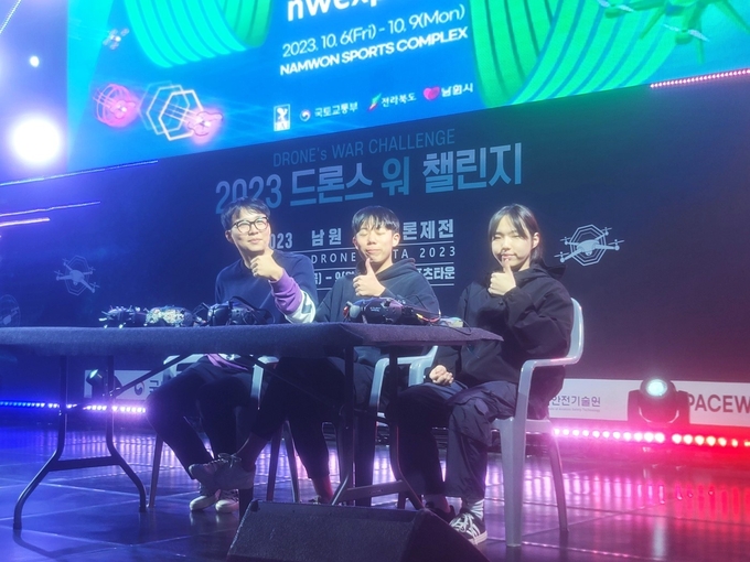 인천재능대 드론영상과 학생들이 ‘남원 세계드론제전’에 출전해 인공지능 드론제어 분야 준우승을 차지했다. ( 사진 = 인천재능대 제공 )