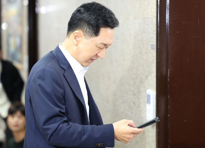 국민의힘 김기현 대표가 13일 오전 서울 여의도 국회 당대표실로 출근하고 있다. 