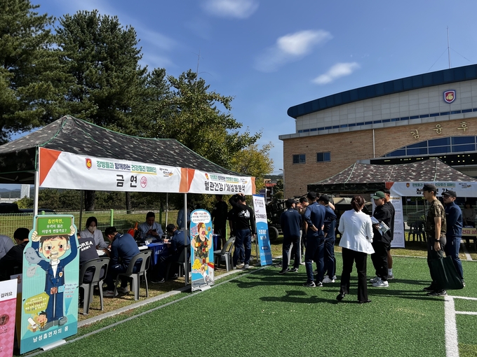 한국건강관리협회가 육군 55사단에서 건강캠페인을 실시하고 있다. (사진=한국건강관리협회 제공)