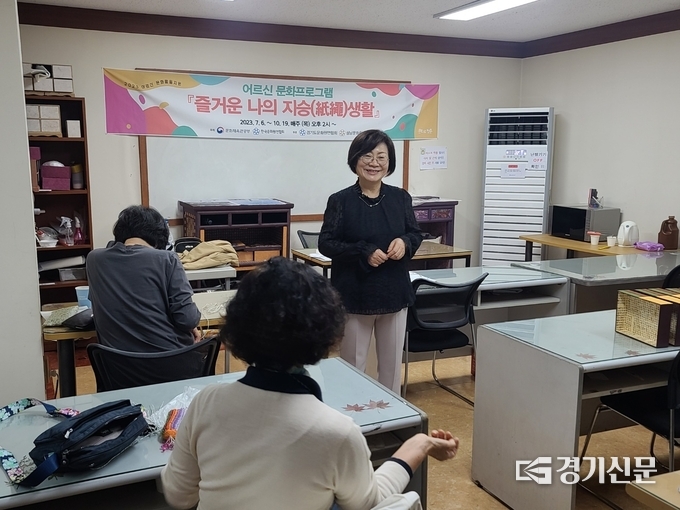 홍연화 공예명장이 프로그램을 진행하고 있다. (사진=성남문화원 제공)