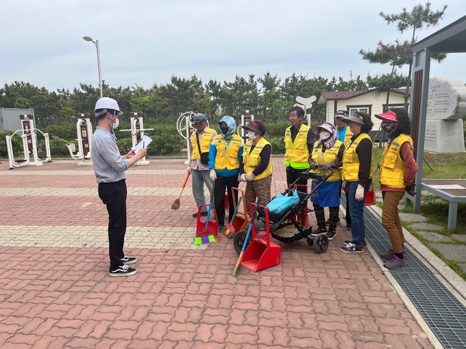인천 옹진군이 지난달 18일 연평면에서 중대산업재해 예방 안전 순회 점검을 하고 있다. ( 사진 = 옹진군 제공 ) 