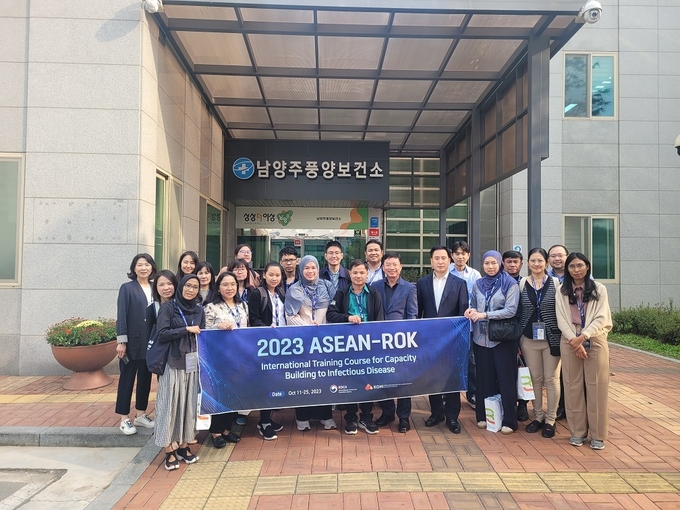 아세안 9개국 보건·방역 전문가 17명과 한국보건복지인재원 관계자 등이 지역사회 감염병 대응 사례 및 우수 보건사업 등을 살피기 위해 지난 13일 남양주풍양보건소를 방문했다. (사진=남양주시 제공)