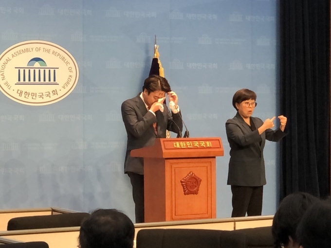 이준석 전 국민의힘 대표가 16일 국회 소통관에서 기자회견을 하는 도중 눈물을 훔치고 있다. (사진=김한별 기자)