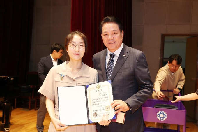 특별승급한 권구현 주무관(왼쪽)과 최대호 안양시장. (사진=안양시 제공)