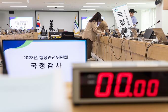 16일 오후 경기도청 다목적회의실에서 관계자들이 2023 행정안전위원회 국정감사를 준비하고 있다. (사진=경기도 제공)