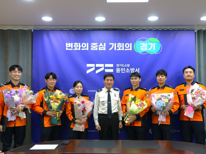 용인소방서가 ‘모범공무원’으로 선정된 6명의 소방대원에게 표창장을 수여하고 있다. (사진=용인소방서 제공)