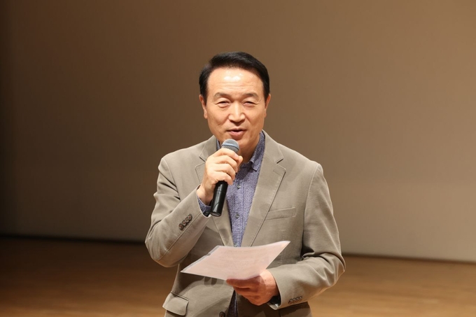 16일 제58회 전국기능경기대회에 참석한 임태희 교육감이 참가자들을 격려하고 있다. (사진=경기도교육청 제공)