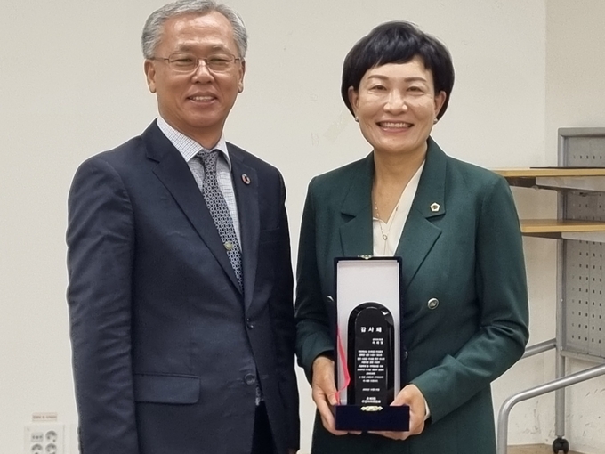 이채명 경기도의원(오른쪽)이 호계3동주민자치위원회로부터 감사패를 받고 있다.(사진=이채명 경기도의원 제공)