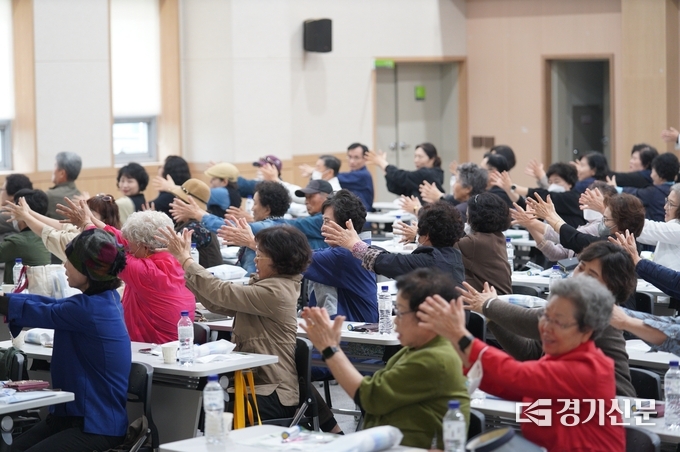 평생배움대학 건강콘서트 행사 모습. (사진=한경국립대학교 제공)