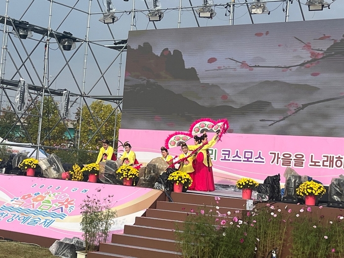 지난 13일부터 15일까지 구리한강시민공원에서 개최한 ‘2023 구리 코스모스 한강예술제’ 가성황리에 마무리됐다.(사진=구리시 제공)