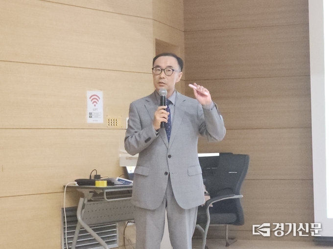  아랑학교에 취임한 김덕년 신임 교장이 대안학교의 필요성에 대한 강의를 진행하는 모습. (사진=박진석 기자)