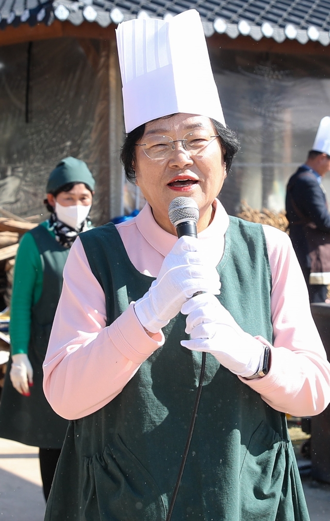 쌀문화축제 가마솥밥에서 인사하는 김경희 시장. (사진=이천시 제공)
