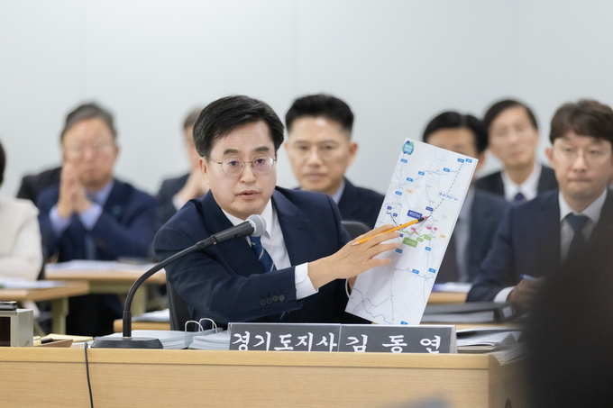 17일 오전 경기도청 다목적회의실에서 열린 2023년 국회 행정안전위원회 경기도 국정감사에서 김동연 경기도지사가 서울-양평 고속도로 관련 도정질의에 답변하고 있다. (사진=경기도 제공) 