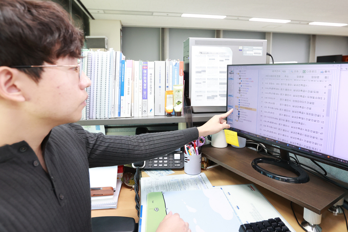 용인시 계약 업무 담당자가 빅데이터를 활용할 수 있는 시스템을 이용하고 있다. (사진=용인시 제공)