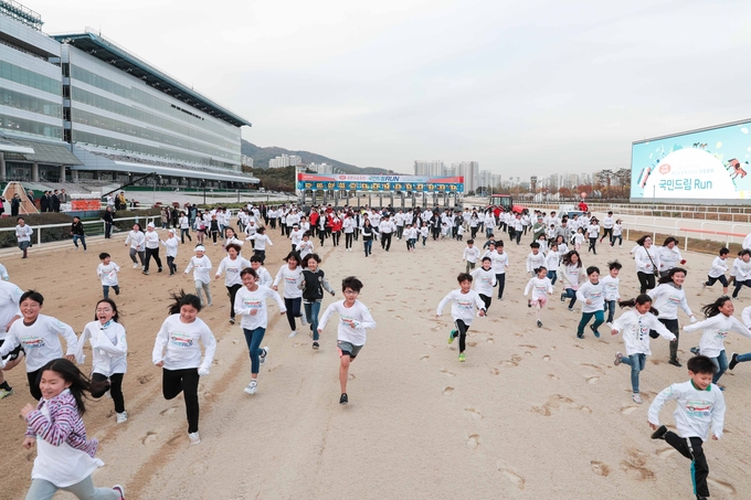 한국마사회가 지난해 개최한 경마 경주로를 활용한 이색 이벤트 ‘경주로 마라톤 Run&Fun’ 모습. (사진=한국마사회 제공)