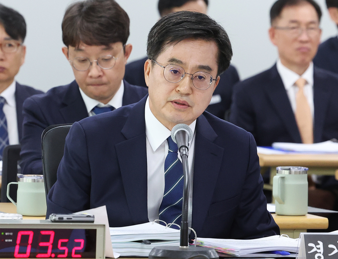 17일 경기도청에서 열린 국회 행정안전위원회의 경기도에 대한 국정감사에서 김동연 경기도지사가 위원 질의에 답변하고 있다. (사진=연합뉴스)