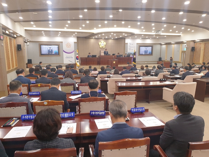 17일 오전 수원시의회 본회의장에서 열린 ‘제378회 수원시의회 임시회’에서 이재식 부의장이 발언을 하고 있다. (사진=나규항 기자)