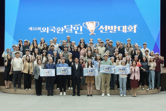 (맨 앞줄 왼쪽부터) 고은정 외환사업부장, 금상 윤동원 과장보, 대상 강명철 과장보, 이석용 은행장, 은상 임수빈 계장, 특별상 김남화 팀장, 은상 배종필 팀장, 황진선 외환지원센터장을 비롯한 참가자들이 기념촬영을 하고 있다. (사진=NH농협은행 제공)